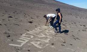 Daño Patrimonial: Concejal de Pozo Almonte pone su "firma" en los pies del Gigante de Atacama
