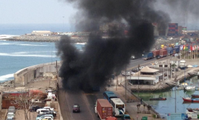 Manifestación de portuarios termina con daños a la Intendencia y cinco detenidos