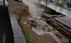 Lluvia provoca impactante socavón en transitada calle de Iquique [FOTOS]