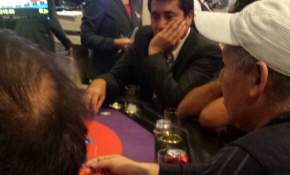 Sorprenden al Seremi del Deporte jugando póker y bebiendo alcohol en el casino de Iquique